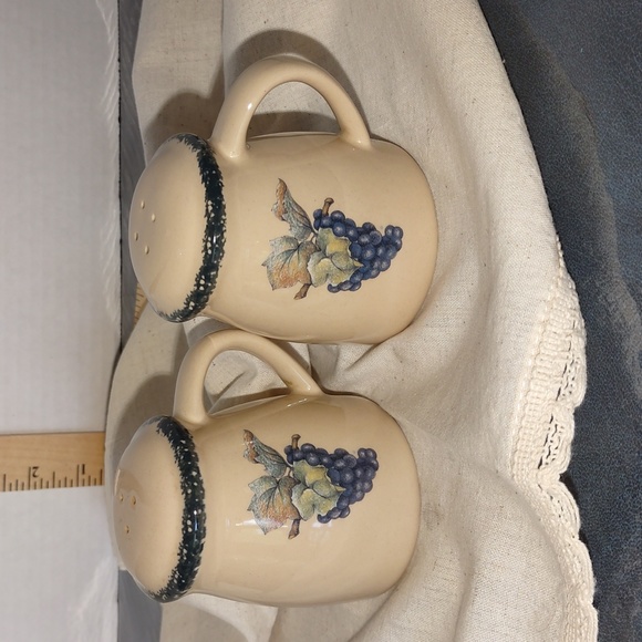 Salt and pepper shakers - Picture 5 of 5